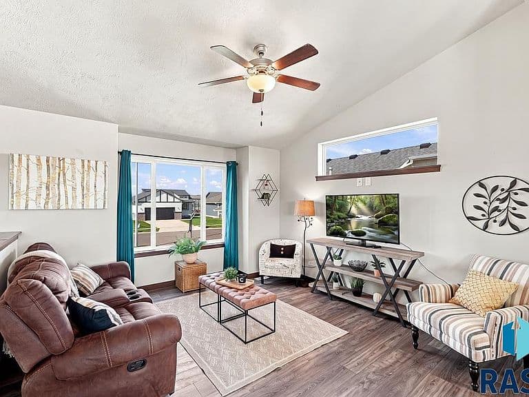 9309 W Colton St photo 3