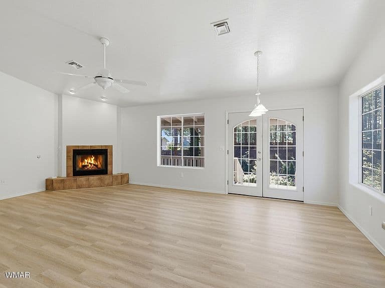 1681 W Oliver photo 2