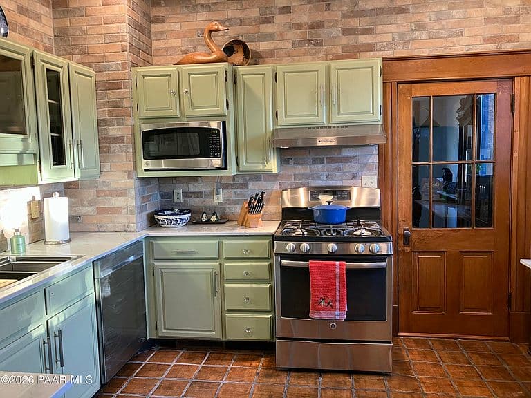 212 S Pleasant St photo 3