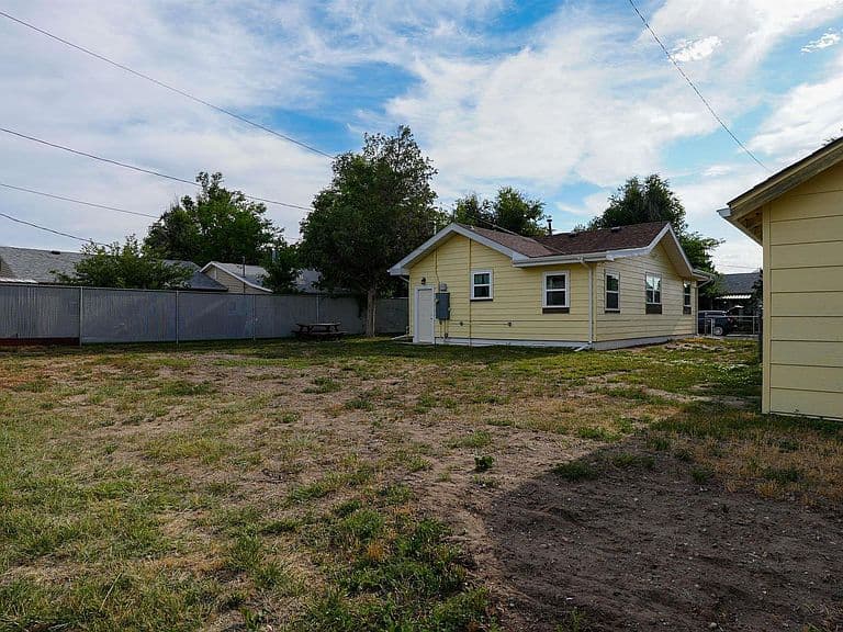 1126 N Lincoln St photo 3
