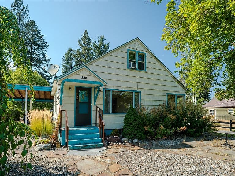 920 Main Ave photo 1