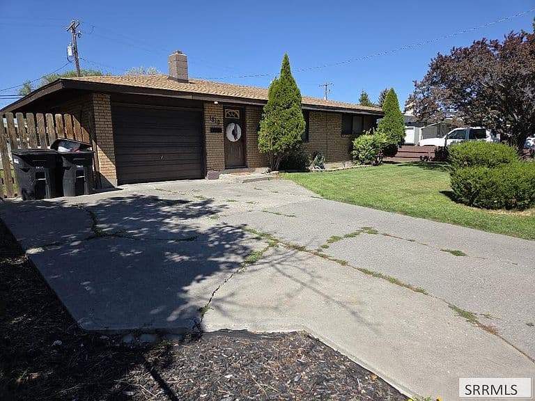 1810 S Falcon Dr photo 2
