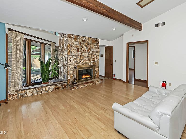 1020 Evergreen Rd photo 5