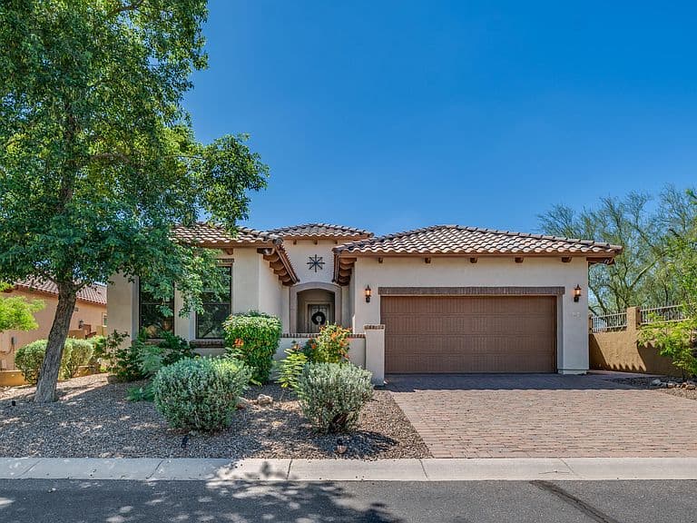 1912 N Steele -- photo 1