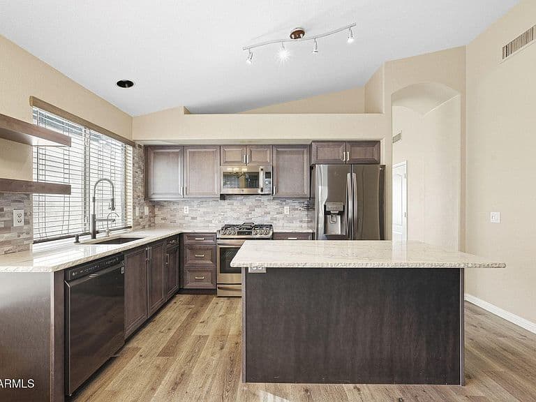 702 E KYLE Drive photo 3