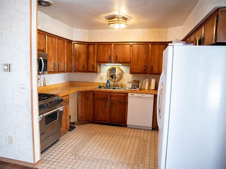 608 Cliff Dr photo 3