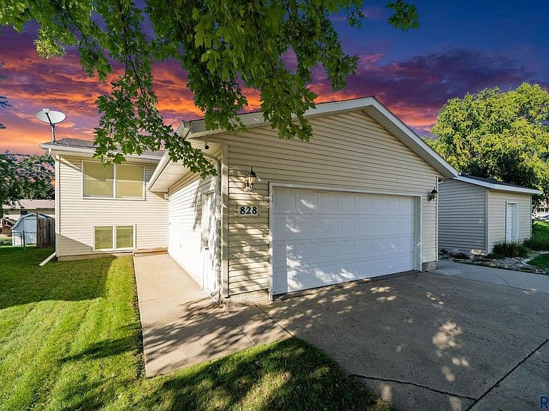 828 S Suburban Dr photo 1