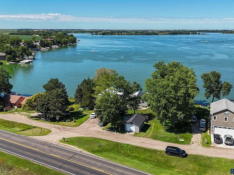 10 Oakwood Shoreline Dr photo 3
