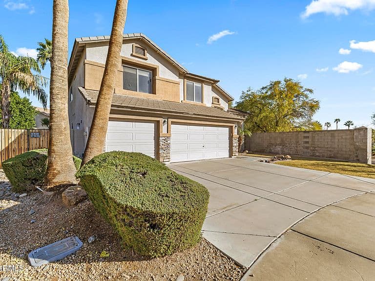 574 W Weatherby Pl photo 3