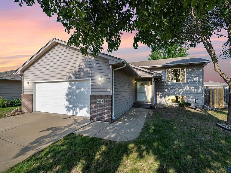 5116 S Sarmar Ave photo 1