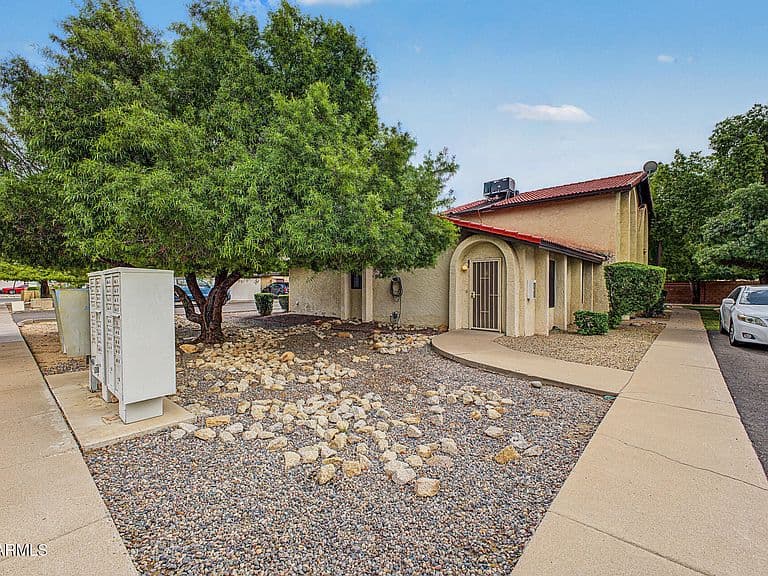 2437 E TRACY Lane #1 photo 2