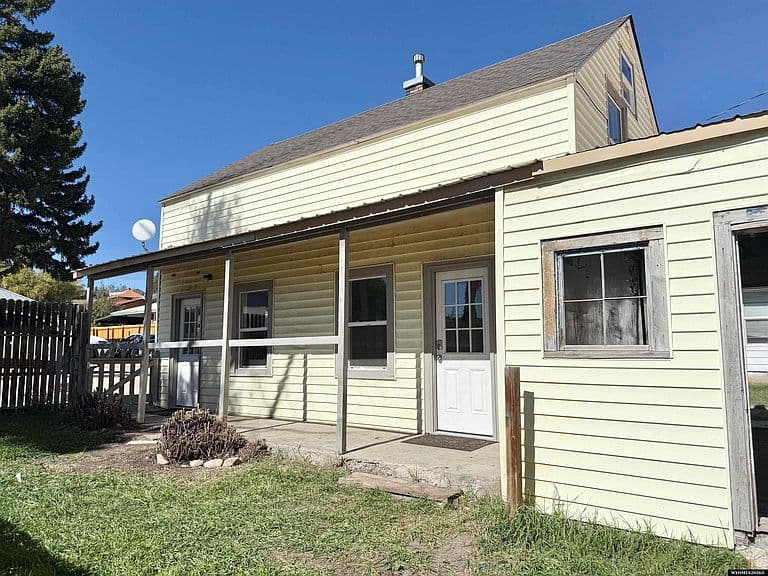 610 Cedar Ave photo 2