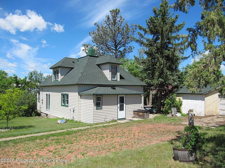 384 1st Ave NE photo 1