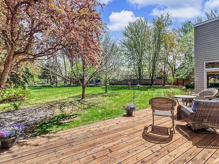 75 Prairiewood Dr S photo 5