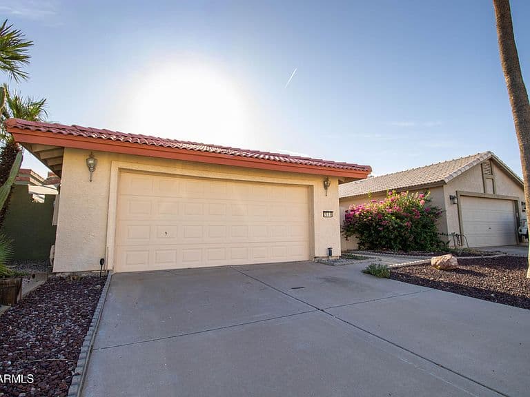 2086 N SWEETWATER Drive photo 2