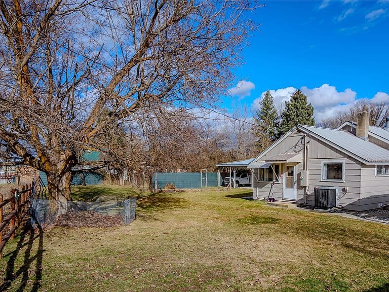82 Pioneer Rd photo 3