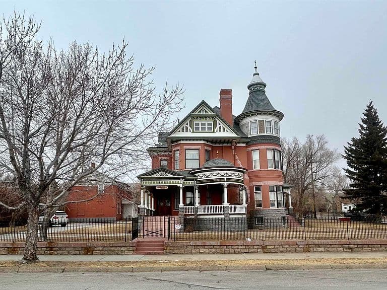 607 W Maple St photo 2