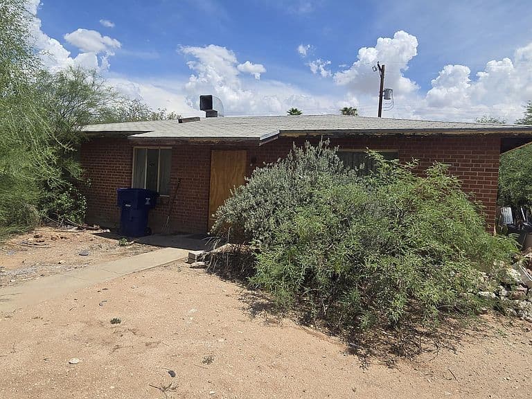 536 E Flores St photo 1