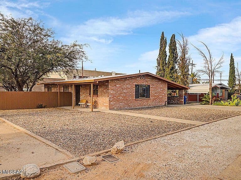 710 E Joan Pl photo 1