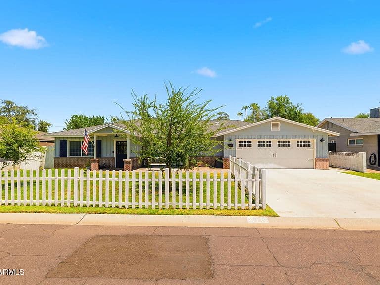 4628 E WINDSOR Avenue photo 3