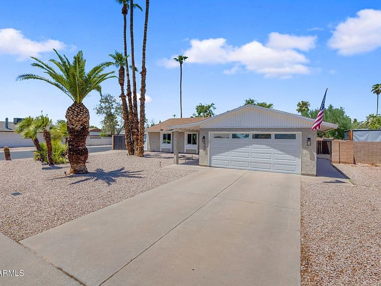 1106 E FREMONT Drive photo 1
