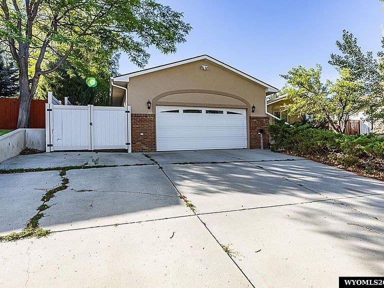 321 Jade St photo 2