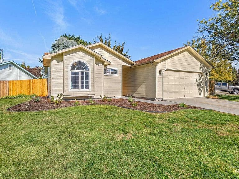 3660 E Eastgate Dr photo 1