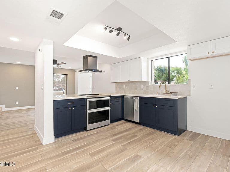 2832 E WALTANN Lane #1 photo 2