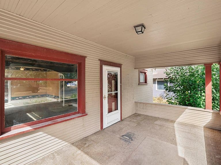 435 6th Ave N photo 3