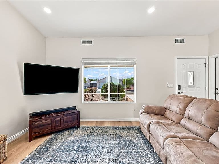 4412 S Heather Avenue photo 4