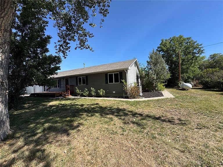 2475 2nd St photo 3