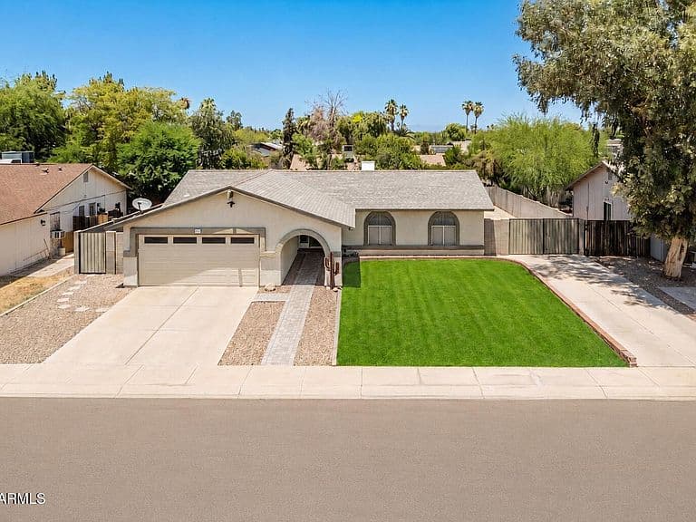 540 W Myrna Lane photo 2