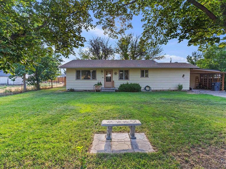 367 Birch St S photo 1