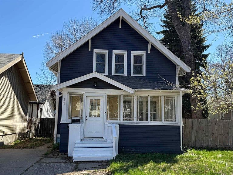 105 7th St SE photo 1