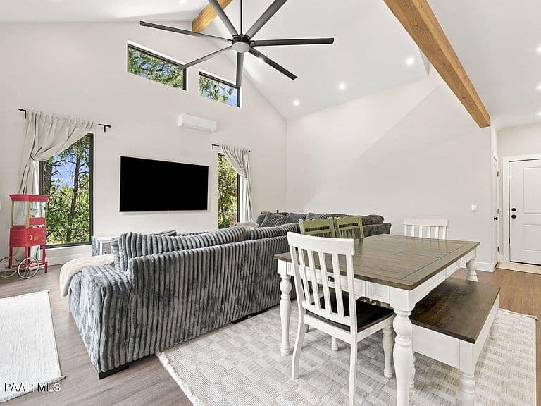 1010 Joseph St photo 4
