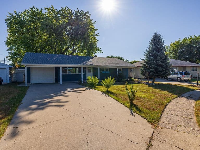 537 2nd Street Ct E photo 1