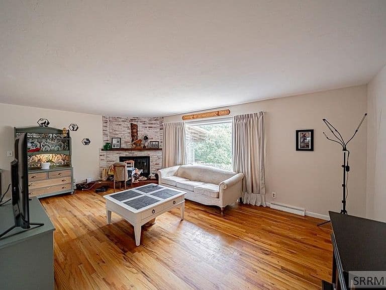 240 Lincoln Dr photo 4