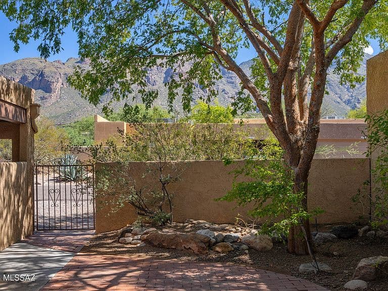 6533 N Foothills Dr photo 1