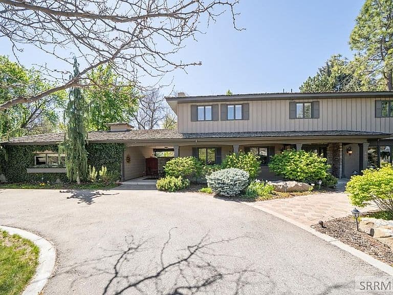 445 Gustafson Dr photo 2