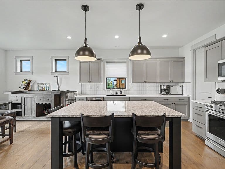 87 Mare Ln photo 3
