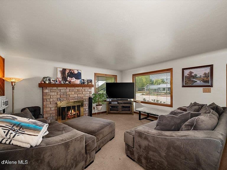 1216 E Montana Ave photo 4