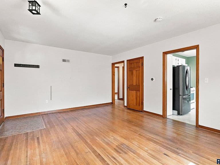 1100 S Glendale Ave photo 3