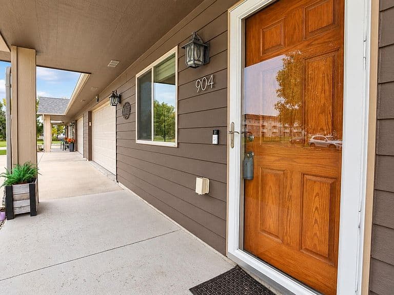 904 Villa Dr photo 2