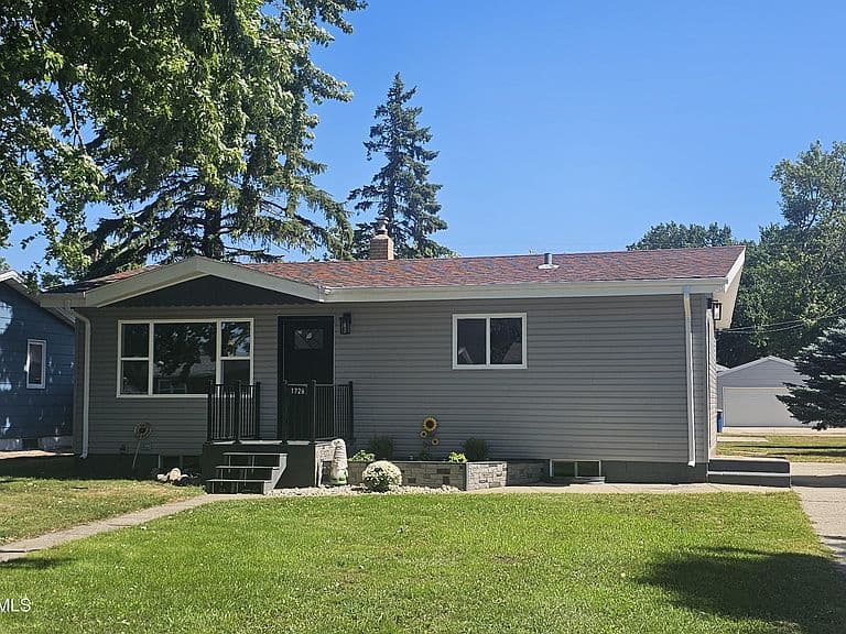 1726 4th Ave NE photo 2
