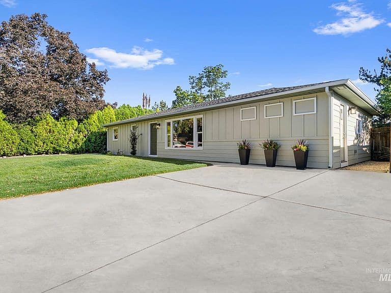 1905 W Bedford Dr photo 2