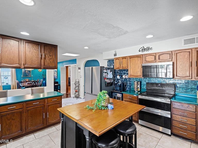 2214 W KEIM Drive photo 3