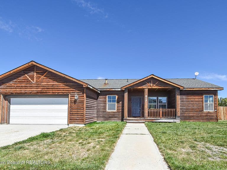 815 Driftwood St photo 1