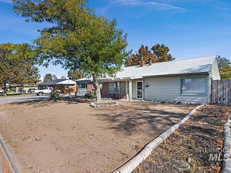 586 Fillmore St photo 4