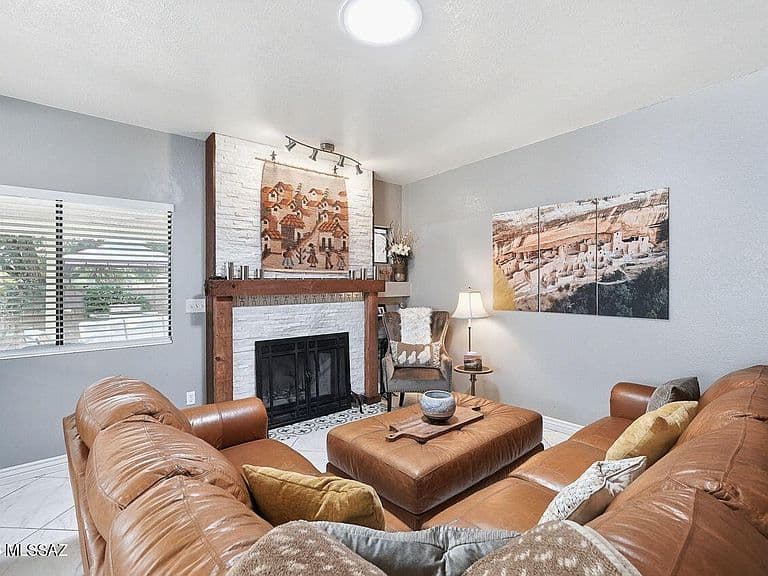 651 W Kidd Pl photo 2