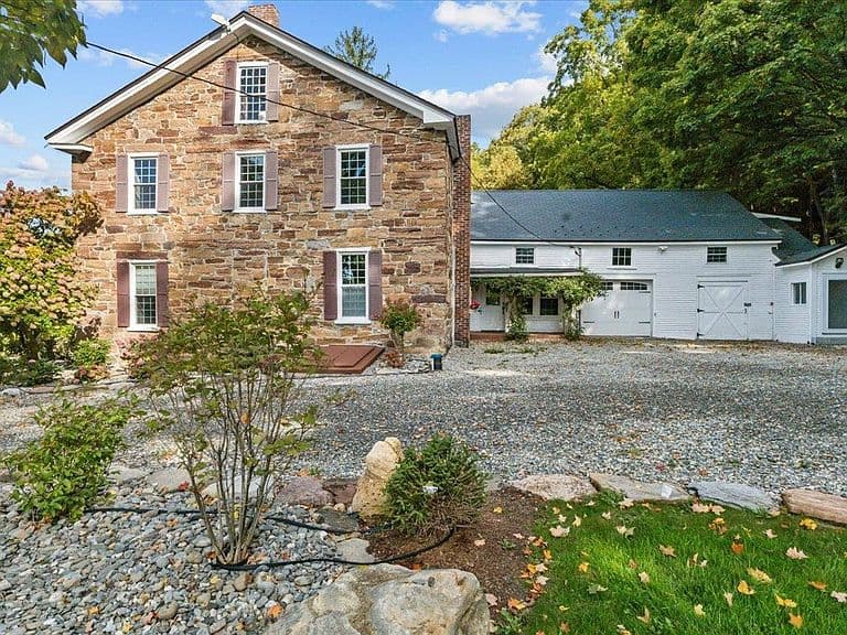 383 St. Albans Road photo 3
